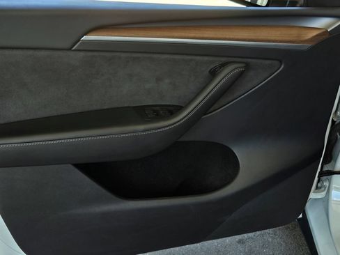 Used 2024 Tesla Model Y 2WD image 11