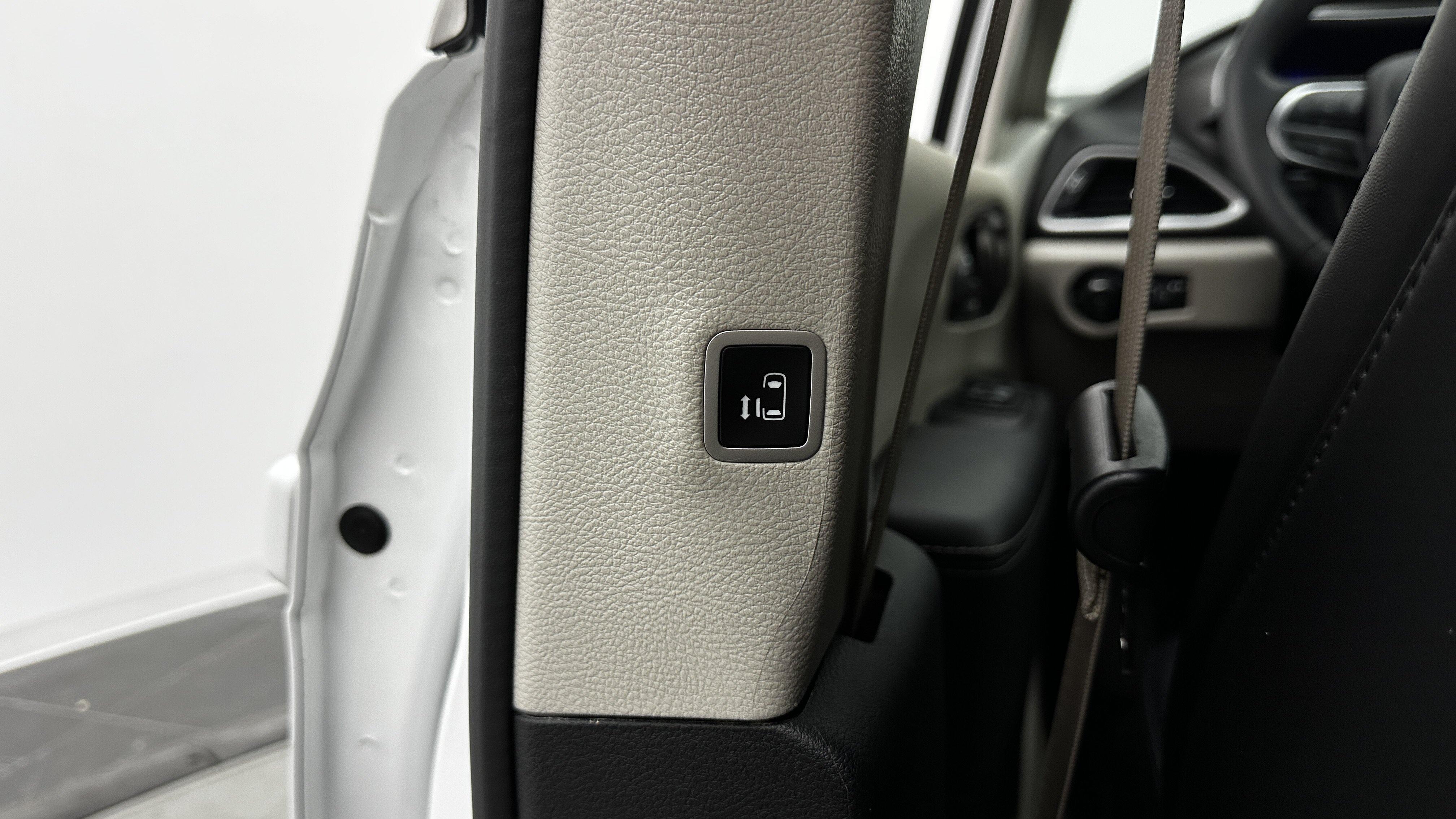 Used 2024 Chrysler Pacifica Touring-L FWD image 27