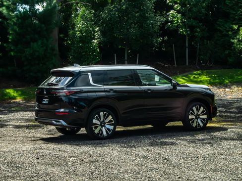 New 2025 Mitsubishi Outlander AWD image 9