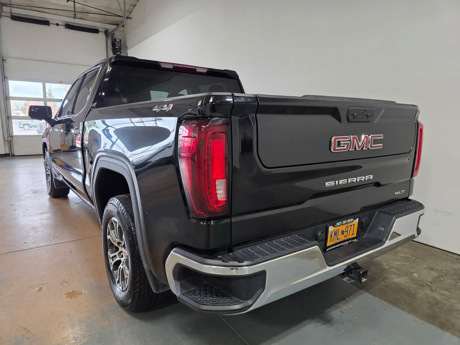Used 2025 GMC Sierra 1500 SLT AWD/4WD image 3