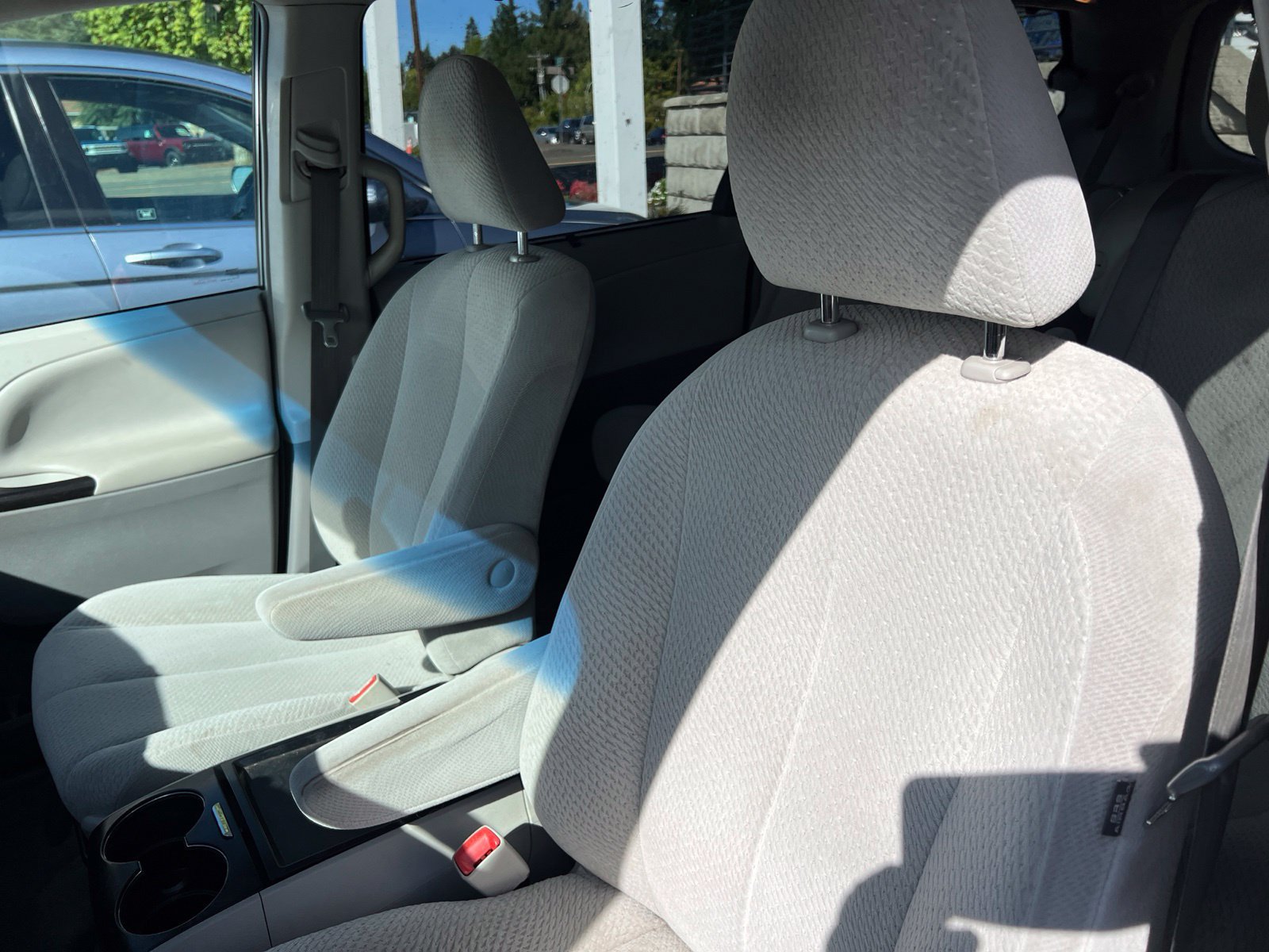 Used 2011 Toyota Sienna LE FWD image 9
