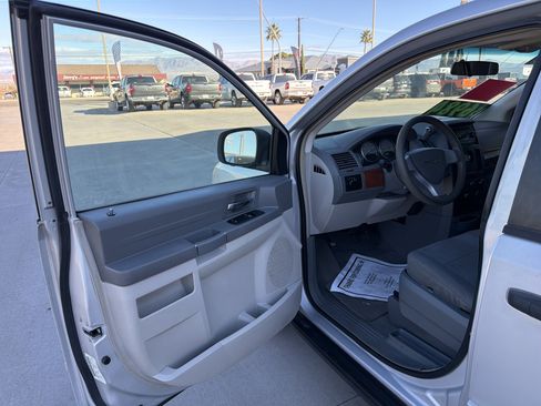 Used 2008 Chrysler Town & Country LX image 13