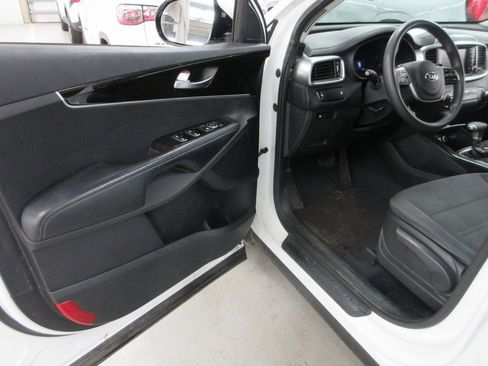 Used 2020 Kia Sorento LX image 11
