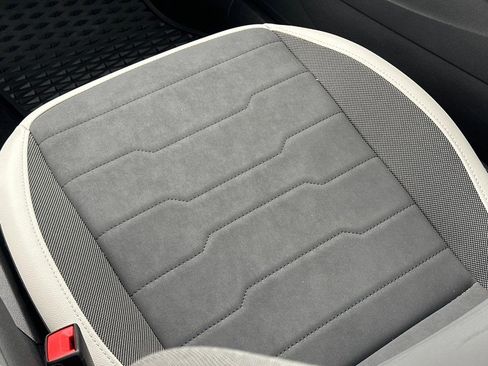 Used 2025 Volkswagen Taos SE image 16