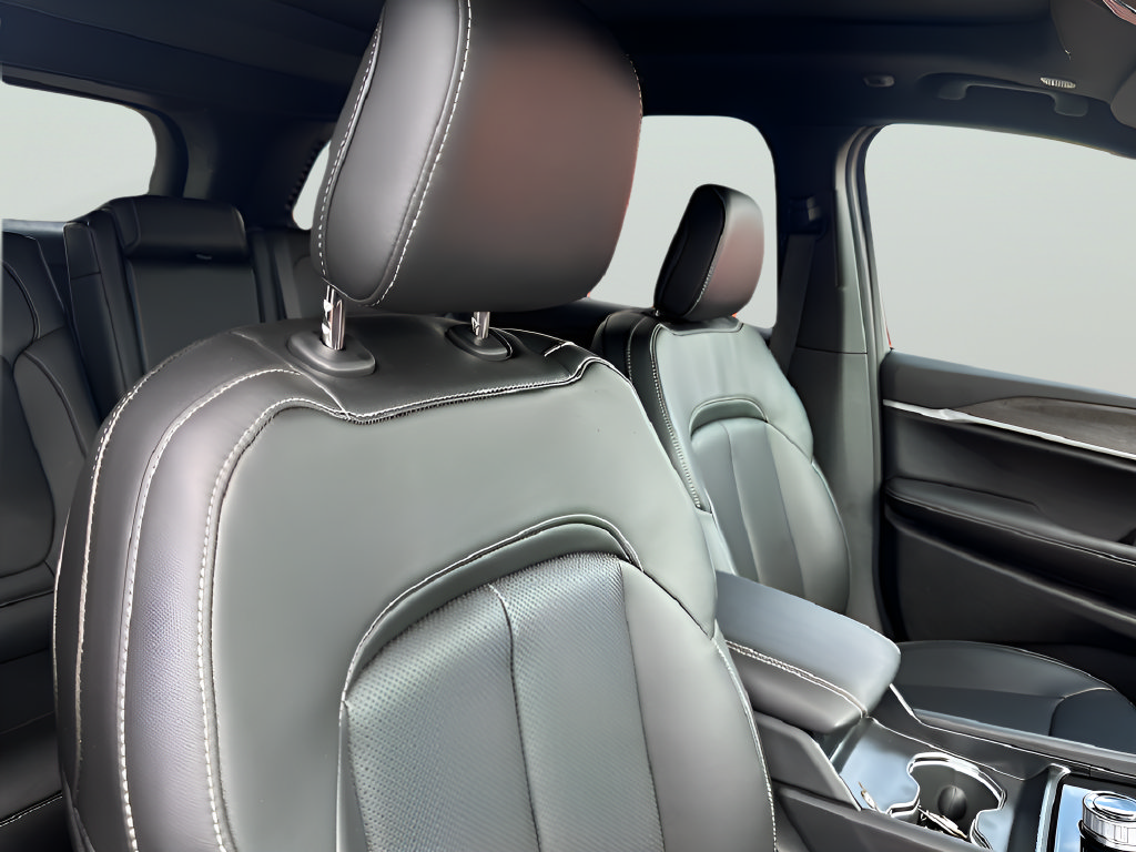 New 2026 Jeep Grand Cherokee Limited w/ Luxury Tech Group II RWD image 16