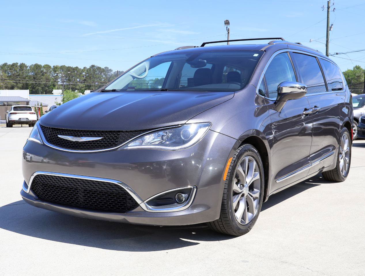 Used 2017 Chrysler Pacifica Limited w/ UConnect Theater Package FWD image 36