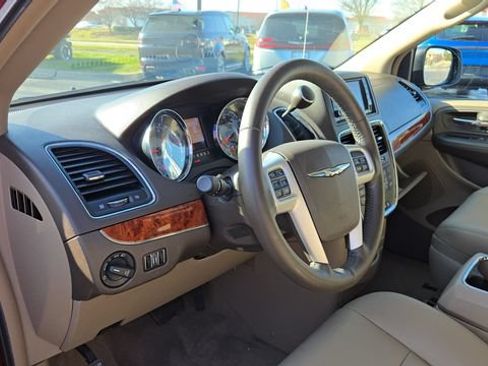 Certified 2016 Chrysler Town & Country Touring-L w/ Driver Convenience Group FWD image 7