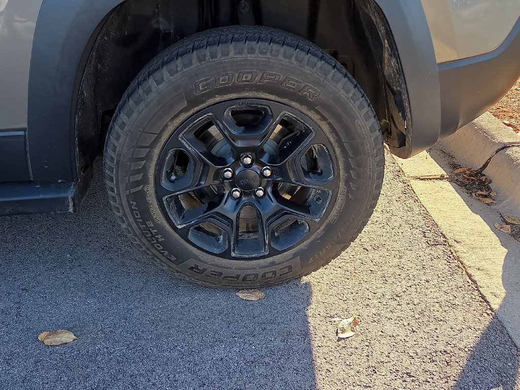 Used 2019 Jeep Cherokee Trailhawk w/ Cold Weather Group AWD/4WD image 5