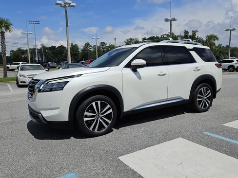 Used 2024 Nissan Pathfinder Platinum FWD image 2