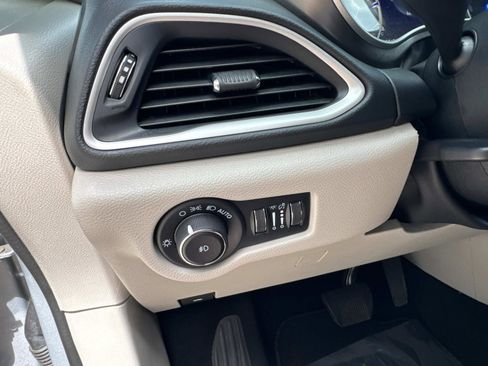 Certified 2023 Chrysler Pacifica Touring-L FWD image 32