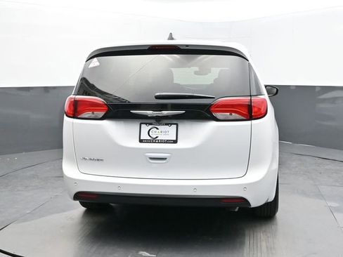 Used 2025 Chrysler Voyager LX FWD image 5