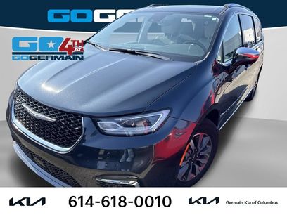 Used 2021 Chrysler Pacifica Limited w/ Uconnect Theater Family Group