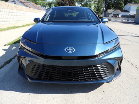 Used 2025 Toyota Camry SE FWD image 4