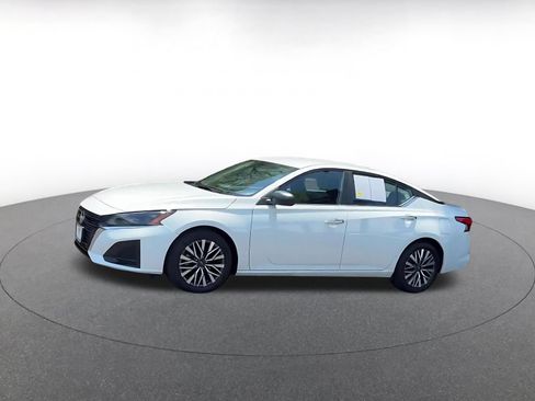 Used 2025 Nissan Altima 2.5 SV FWD image 8