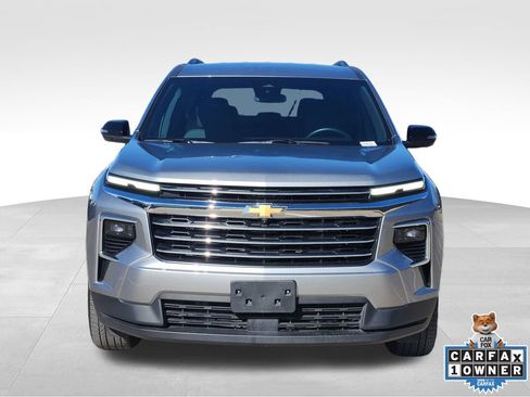 Used 2024 Chevrolet Traverse LT image 2