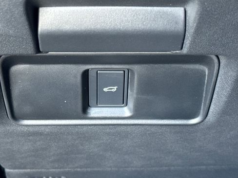 Used 2025 Land Rover Discovery Sport Dynamic SE image 32