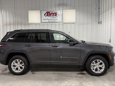 Used 2023 Jeep Grand Cherokee Limited w/ Luxury Tech Group II image 2