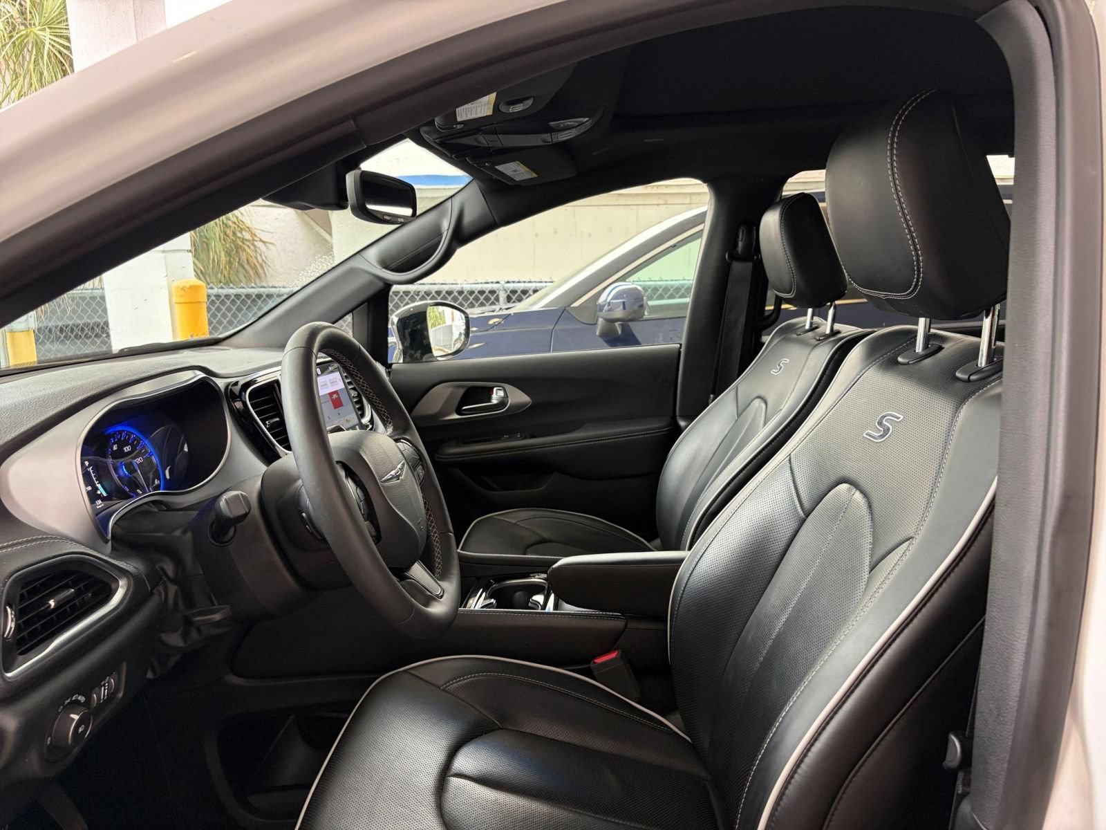 Used 2025 Chrysler Pacifica Limited FWD image 28