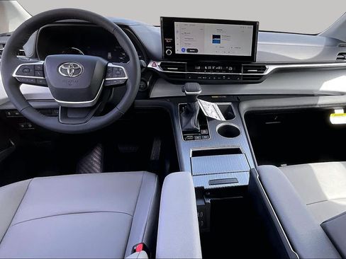 New 2026 Toyota Sienna XLE FWD image 5