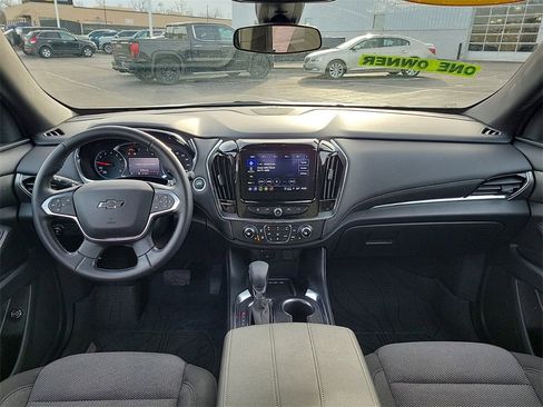 Used 2023 Chevrolet Traverse LT image 8