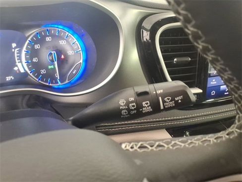 Used 2022 Chrysler Pacifica Touring-L image 19
