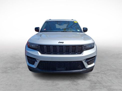 Used 2024 Jeep Grand Cherokee Altitude AWD/4WD image 2