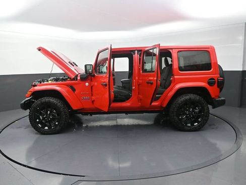 Used 2024 Jeep Wrangler Unlimited Sahara AWD/4WD image 41