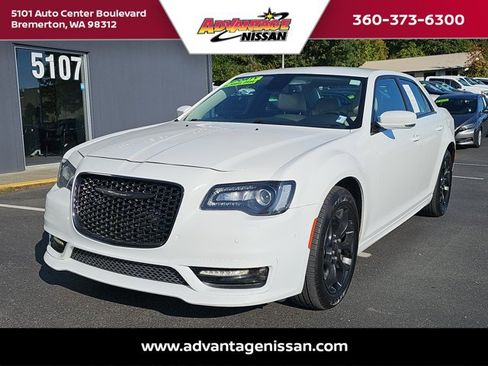 Used 2022 Chrysler 300 Touring L image 1