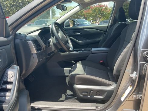 Used 2025 Nissan Rogue SV FWD image 9