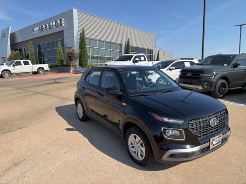 Used 2022 Hyundai Venue SE FWD image 1