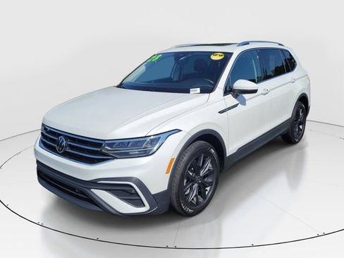 Used 2023 Volkswagen Tiguan SE w/ Panoramic Sunroof Package FWD image 31