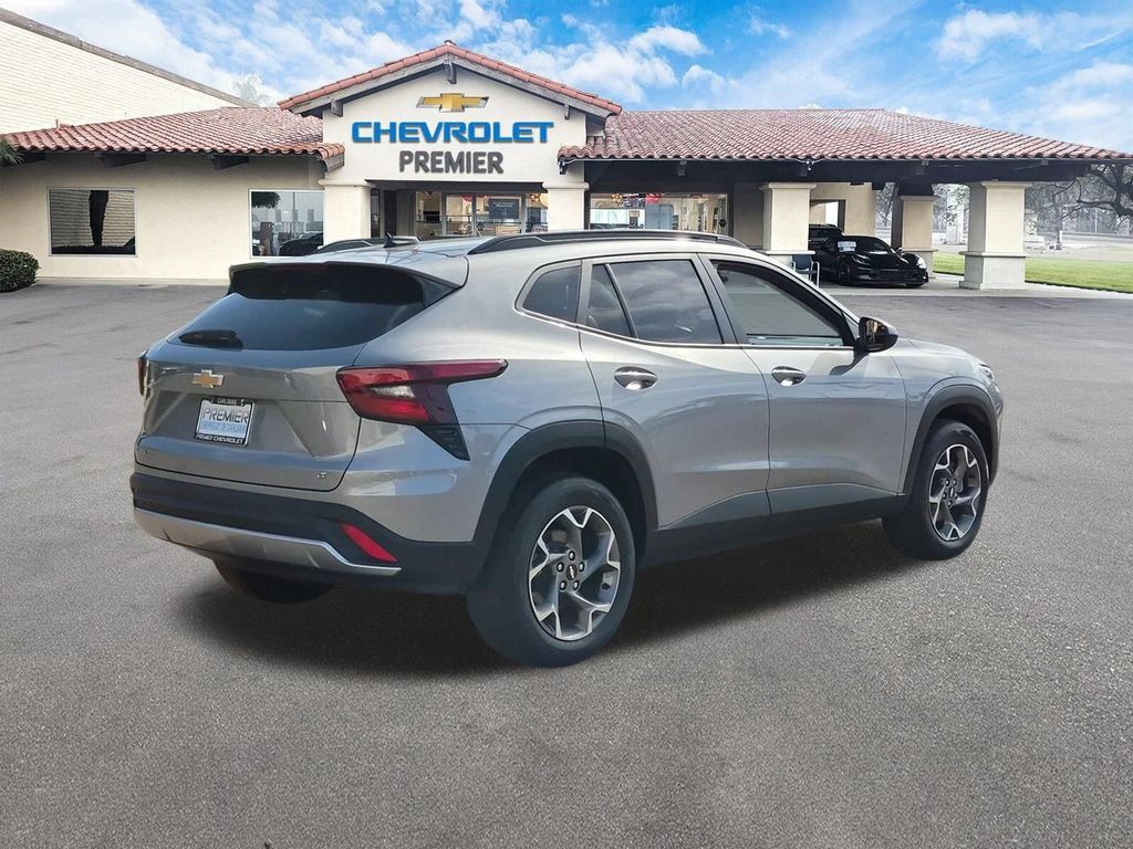 Used 2025 Chevrolet Trax LT FWD image 8