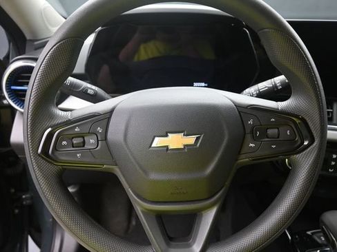 Used 2025 Chevrolet Trax LT FWD image 15