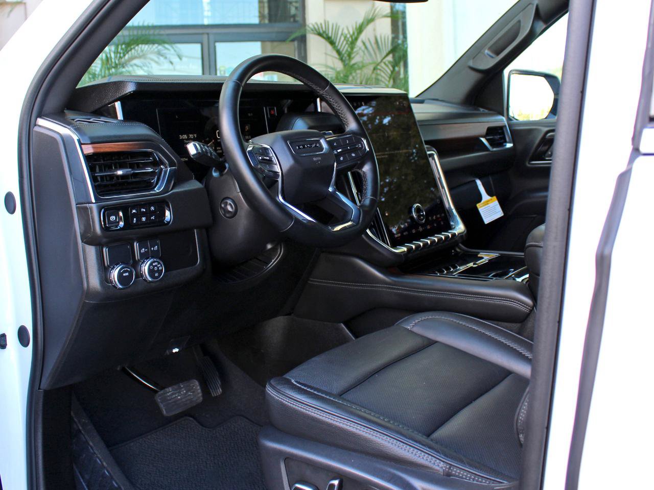 Used 2025 GMC Yukon Denali RWD image 16