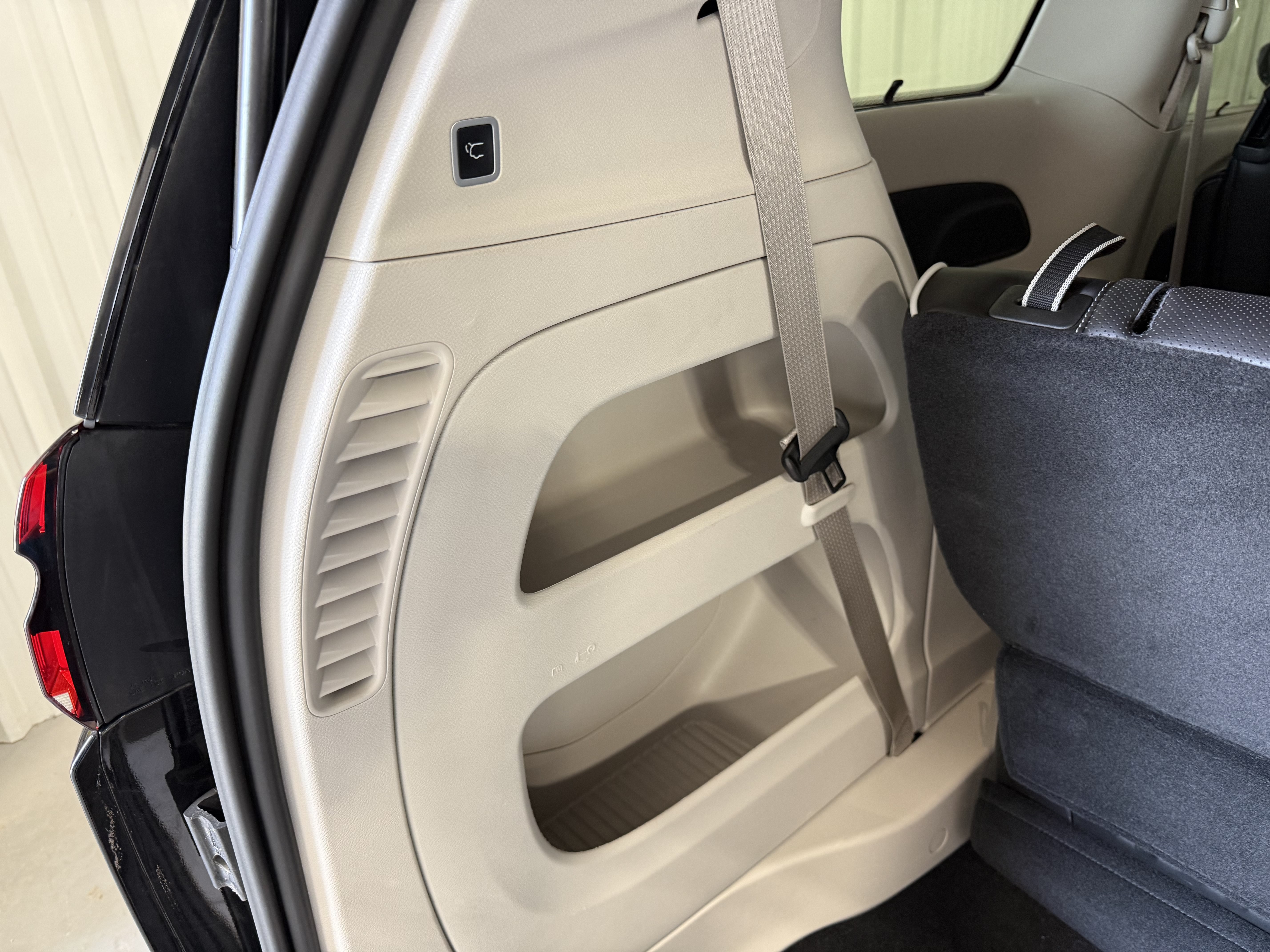 Used 2024 Chrysler Pacifica Limited w/ Trailer Tow Group FWD image 6