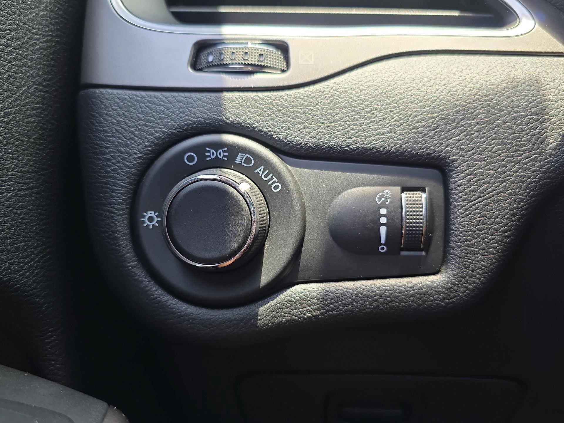 Used 2021 Jeep Cherokee Latitude FWD image 25