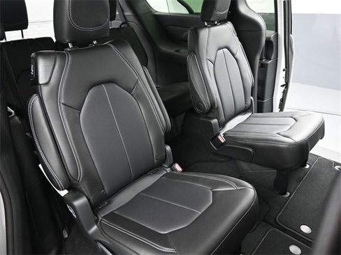 New 2026 Chrysler Pacifica Select image 21