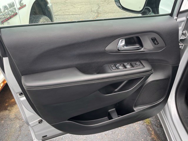 Used 2026 Chrysler Pacifica Select FWD image 8