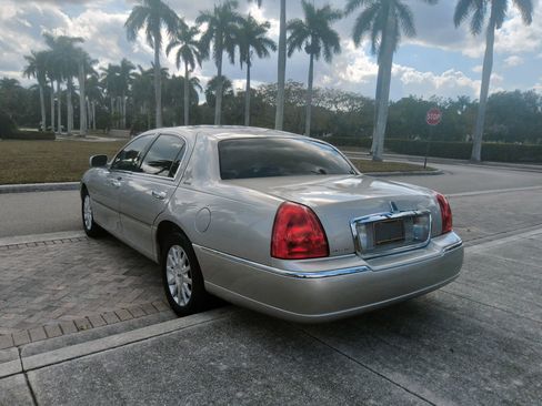 Used 2006 Lincoln Town Car Signature image 14