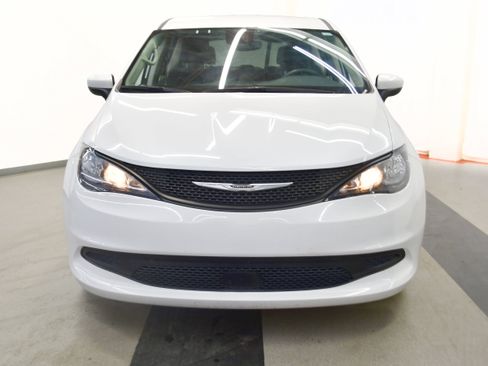 Used 2023 Chrysler Voyager LX FWD image 3