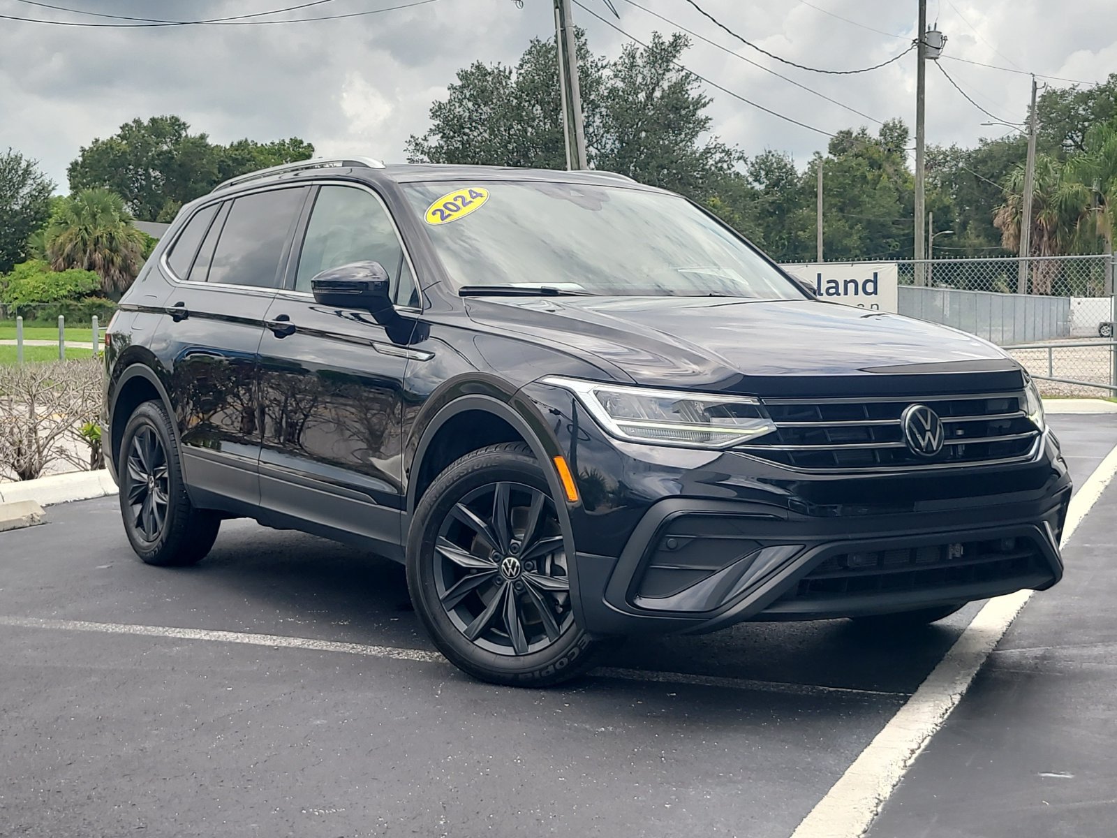 Used 2024 Volkswagen Tiguan SE w/ Panoramic Sunroof Package FWD image 34