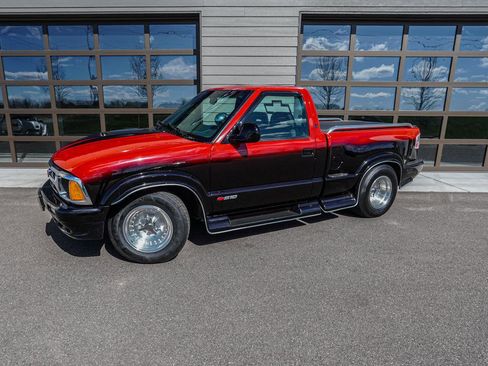Used 1997 Chevrolet S10 Pickup LS w/ Preferred Equipment Group RWD image 2