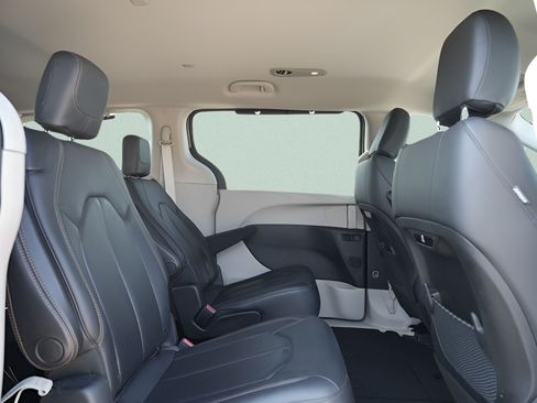 Used 2018 Chrysler Pacifica Touring-L w/ Advanced Safetytec Group FWD image 16