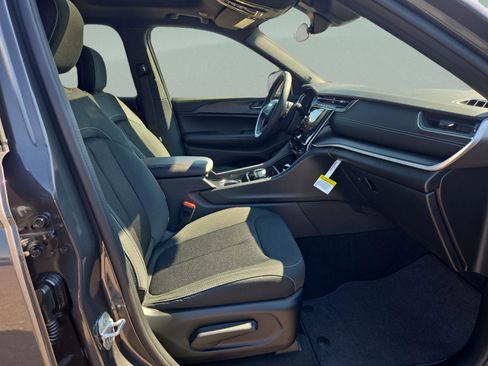 New 2025 Jeep Grand Cherokee Laredo image 16