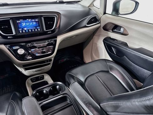 Used 2020 Chrysler Voyager Lxi FWD image 22