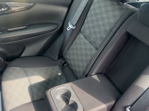 Used 2018 Nissan Rogue Sport SV w/ SV Technology Package image 14