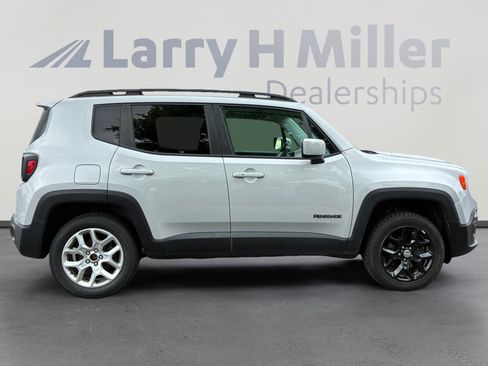 Used 2017 Jeep Renegade Latitude w/ Cold Weather Group AWD/4WD image 6