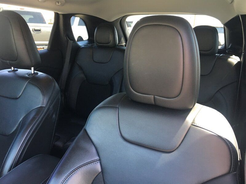 Used 2020 Jeep Cherokee Latitude Plus w/ Comfort/Convenience Group AWD/4WD image 6
