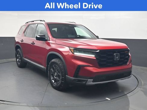 Certified 2025 Honda Pilot TrailSport image 2