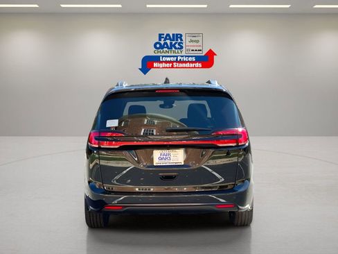 New 2026 Chrysler Pacifica Limited w/ Uconnect Theater Family Group image 10